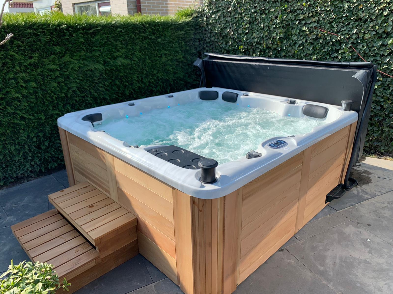 Whirlpools vereinen modernes Design mit leistungsstarker Massagetechnik 