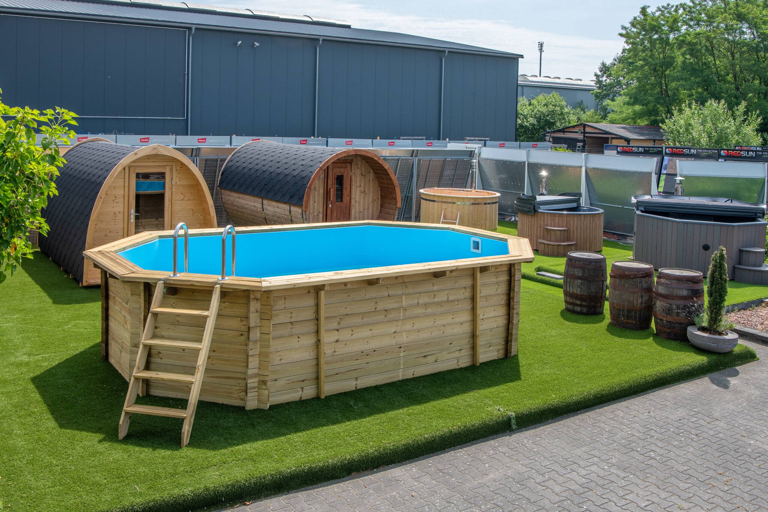  Ein Holzpool fügt sich harmonisch in jede Gartenlandschaft ein 